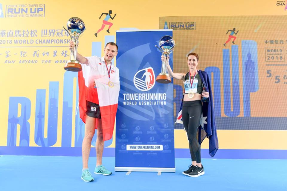 去年男子組冠軍、波蘭選手Piotr Lobodzinski(左)及女子組冠軍、澳洲選手Suzy Walsham(右) 圖:取自台北101垂直馬拉松官方臉書粉絲團 去年男子組冠軍、波蘭選手Piotr Lobodzinski(左)及女子組冠軍、澳洲選手Suzy Walsham(右) 圖:取自台北101垂直馬拉松官方臉書粉絲團