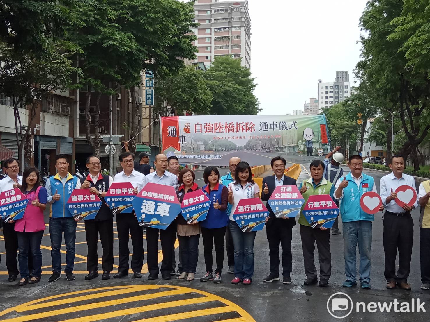 韓國瑜與來賓祈求通車平安。 圖 : 孫家銘/攝 韓國瑜與來賓祈求通車平安。 圖 : 孫家銘/攝
