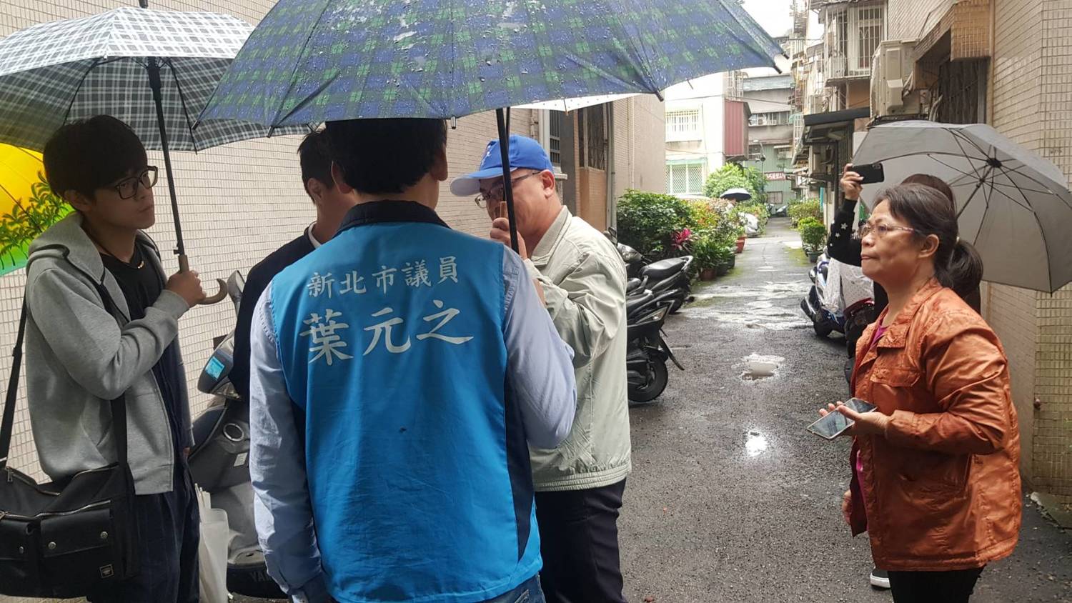 仁愛國宅內破爛道路,養工處允諾近期將進場緊急修復。 圖:葉元之服務處/提供 仁愛國宅內破爛道路,養工處允諾近期將進場緊急修復。 圖:葉元之服務處/提供