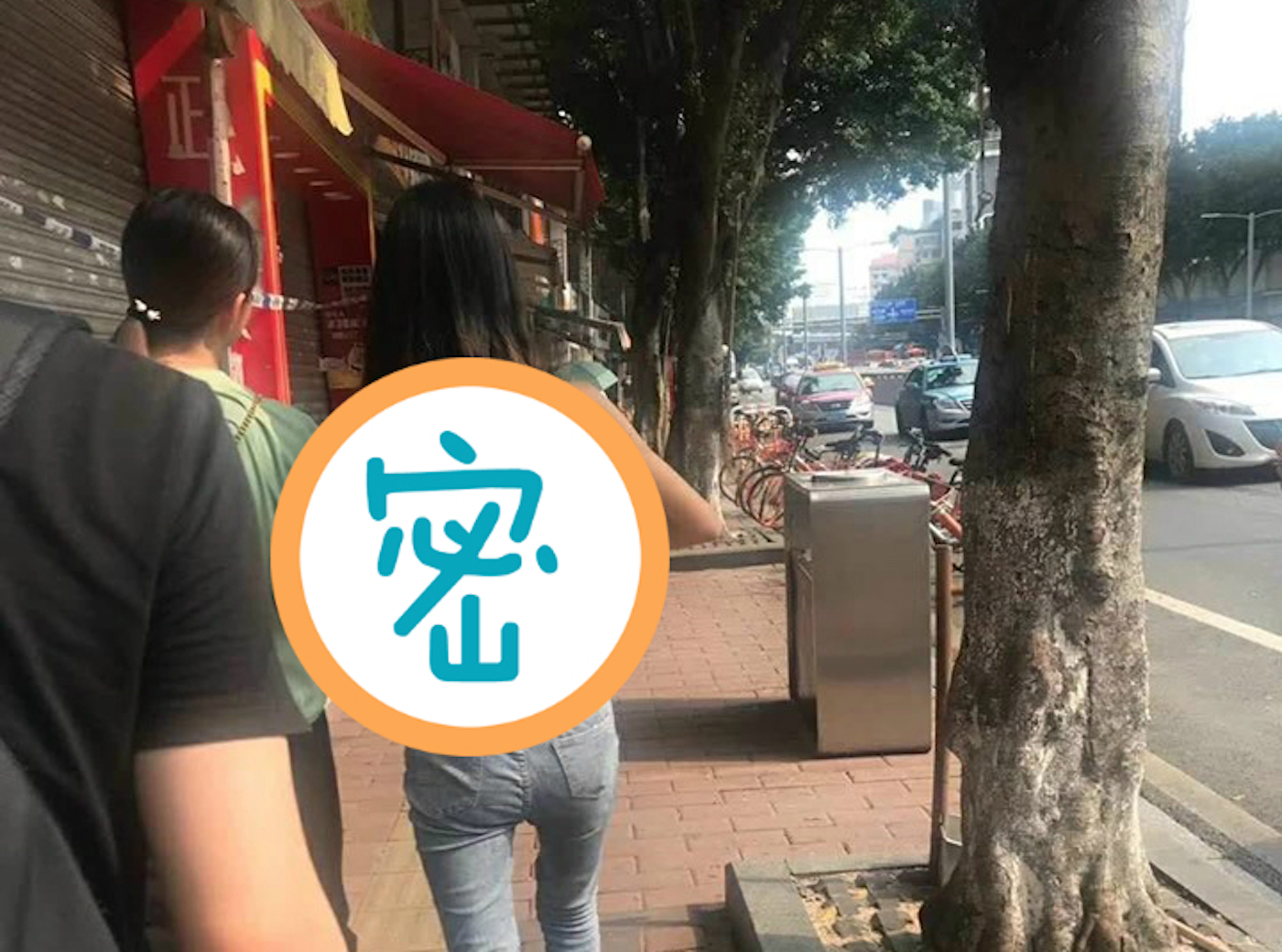 女子的腰部後方竟刺有「這兩個字」,引發網友聯想。 圖:翻攝自爆廢公社 女子的腰部後方竟刺有「這兩個字」,引發網友聯想。 圖:翻攝自爆廢公社