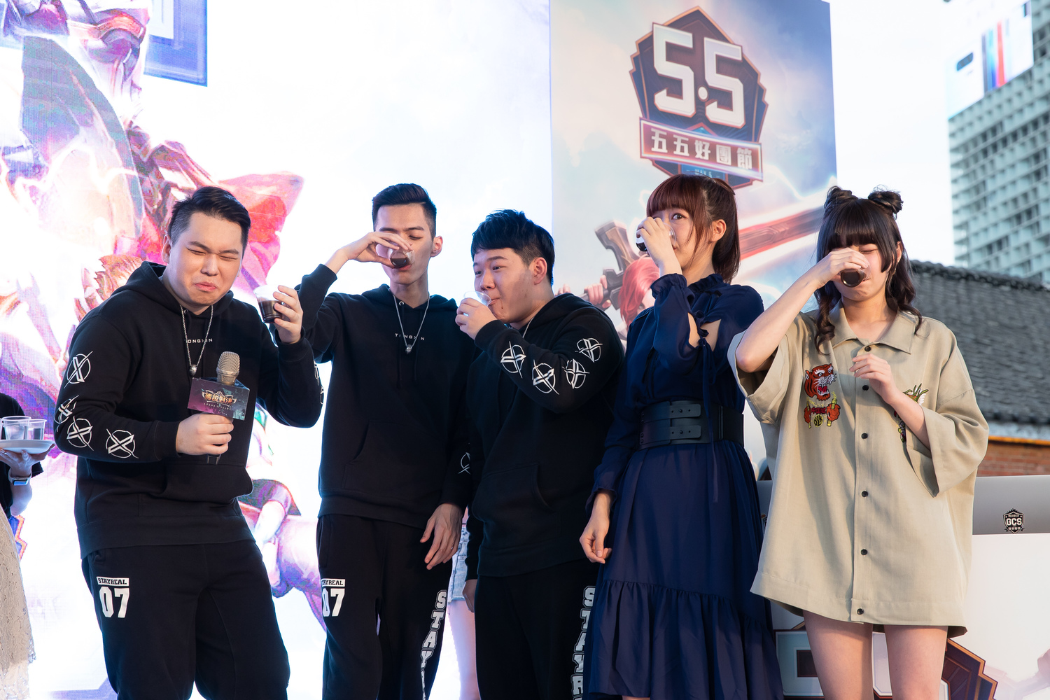 首局落敗的Hanzo隊全體成員接受苦茶懲罰,左起為TXO Hanzo、LIANG、Sirenia、泱泱與本本 首局落敗的Hanzo隊全體成員接受苦茶懲罰,左起為TXO Hanzo、LIANG、Sirenia、泱泱與本本