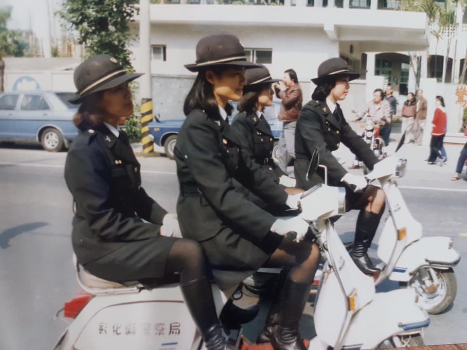 早年女警的交通工具與男警不同。 台中市交通大隊/提供 早年女警的交通工具與男警不同。 台中市交通大隊/提供