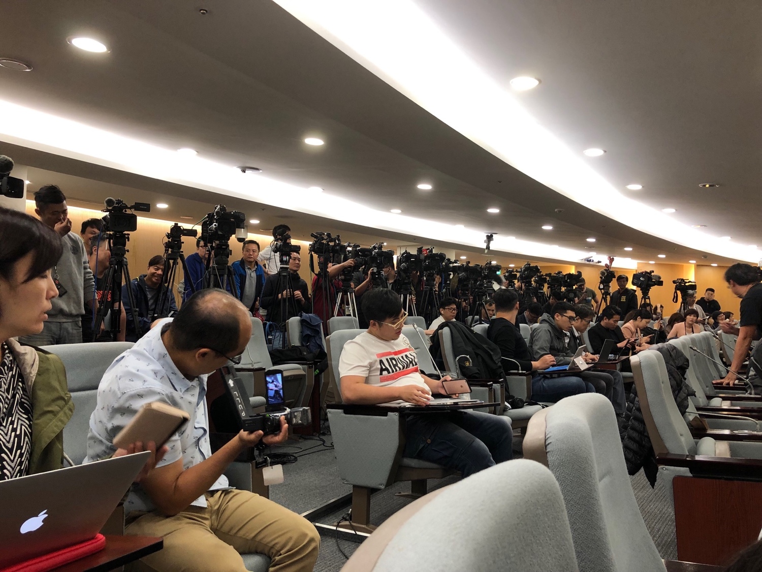 鴻海董事長郭台銘下午兩點半在張榮發基金會召開記者會,說明美國行成果,吸引大批媒體到場。 圖:趙婉淳/攝 鴻海董事長郭台銘下午兩點半在張榮發基金會召開記者會,說明美國行成果,吸引大批媒體到場。 圖:趙婉淳/攝