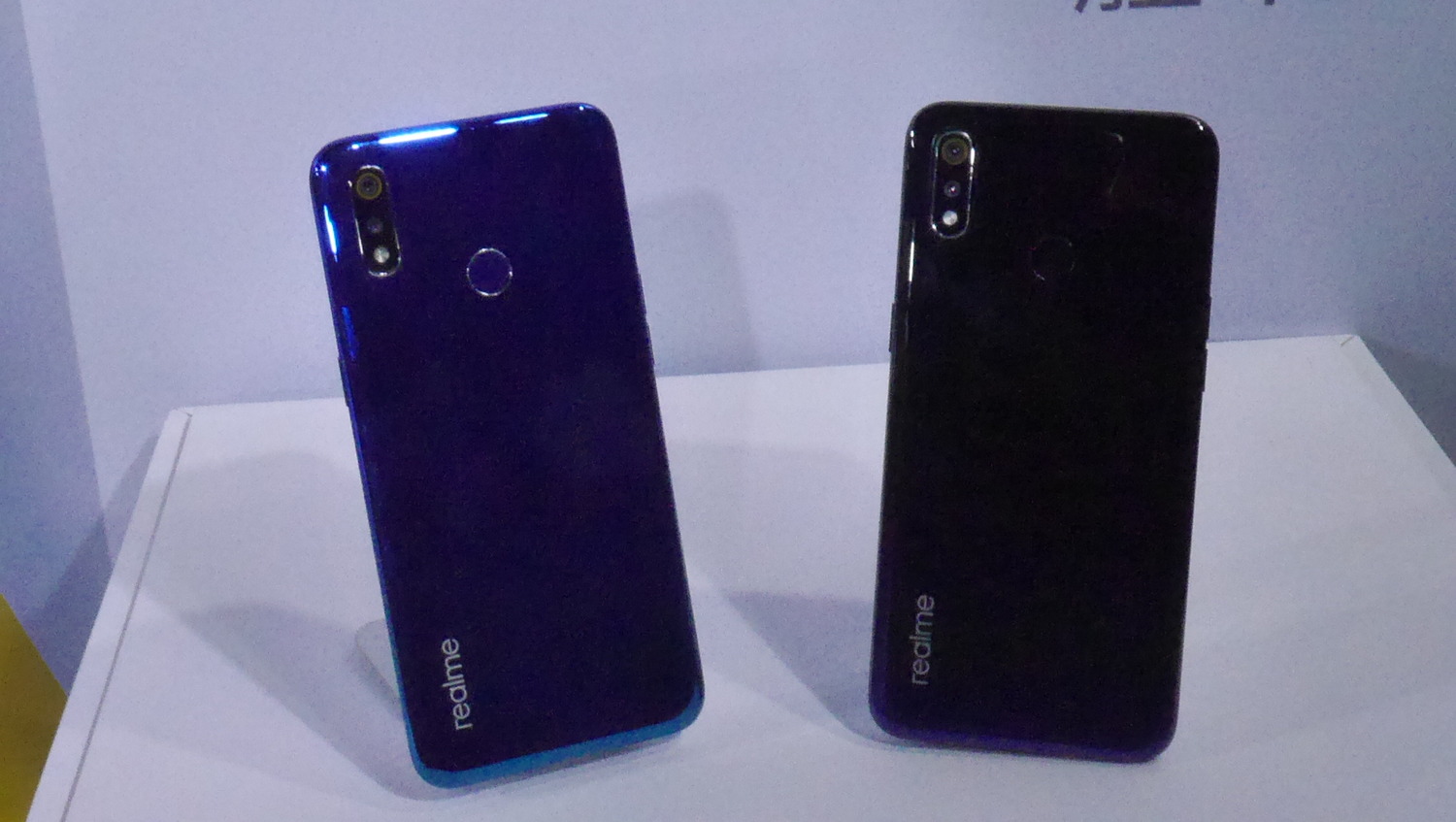 新機realme 3共有藍、黑兩色可供選擇。圖：葉立斌／攝