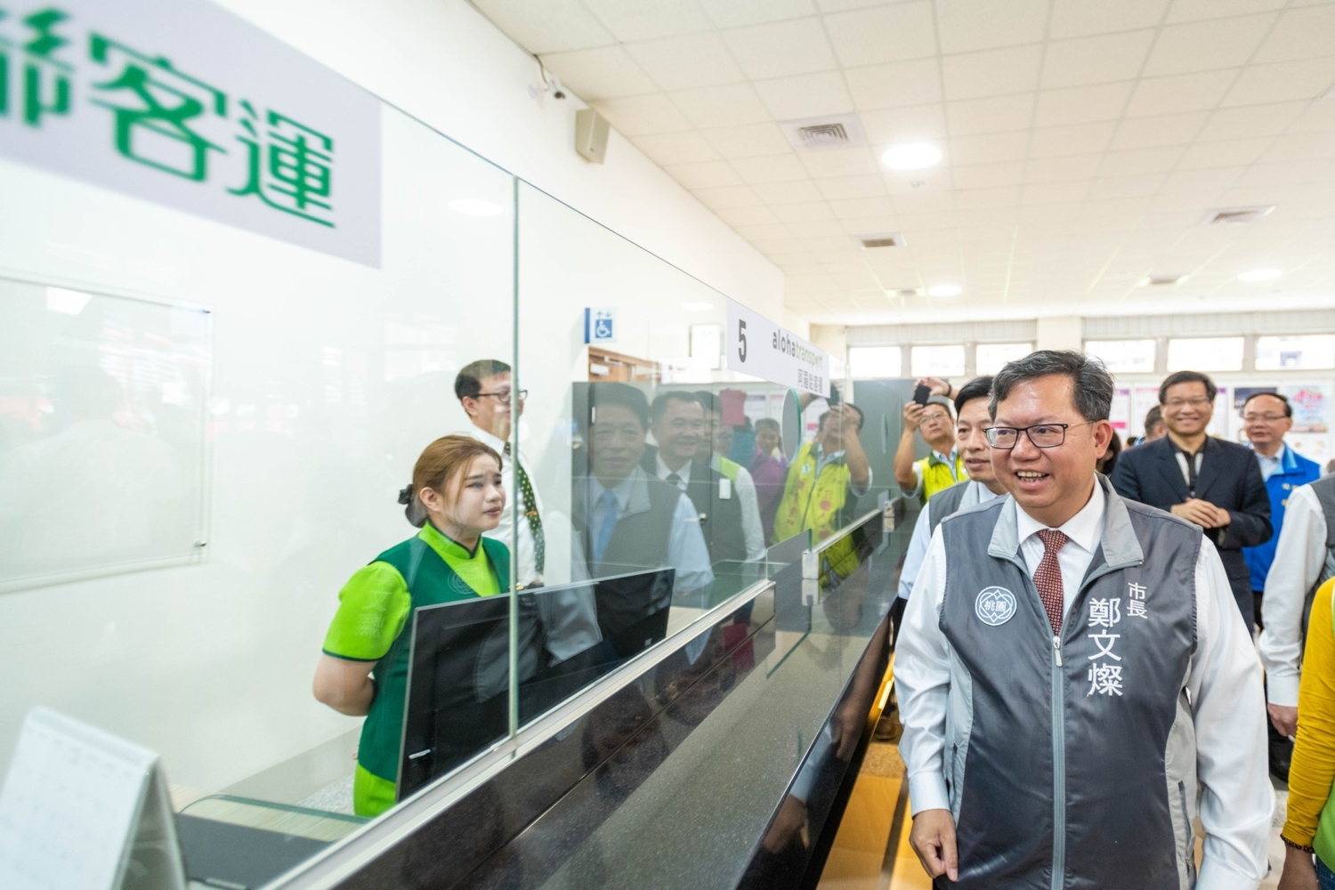 桃園市長鄭文燦視察轉運站首日營運情況。 圖:桃園市政府/提供 桃園市長鄭文燦視察轉運站首日營運情況。 圖:桃園市政府/提供