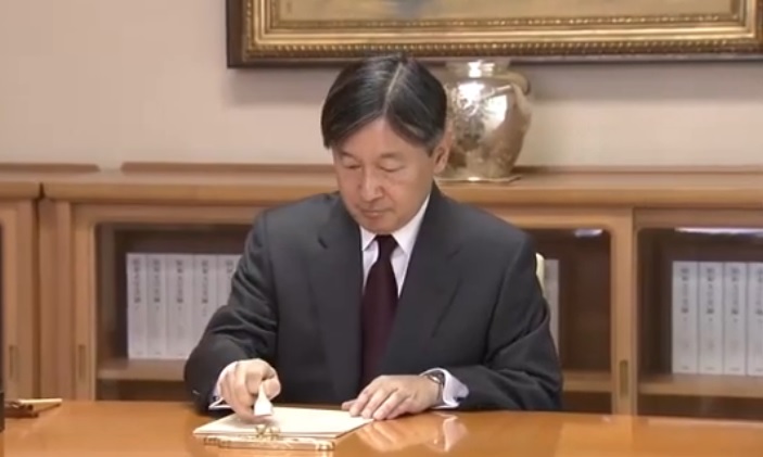 日本掌管皇室事務的宮內廳今天首度公布日皇批閱公文的照片和影片。 圖:翻攝Youtube 日本掌管皇室事務的宮內廳今天首度公布日皇批閱公文的照片和影片。 圖:翻攝Youtube