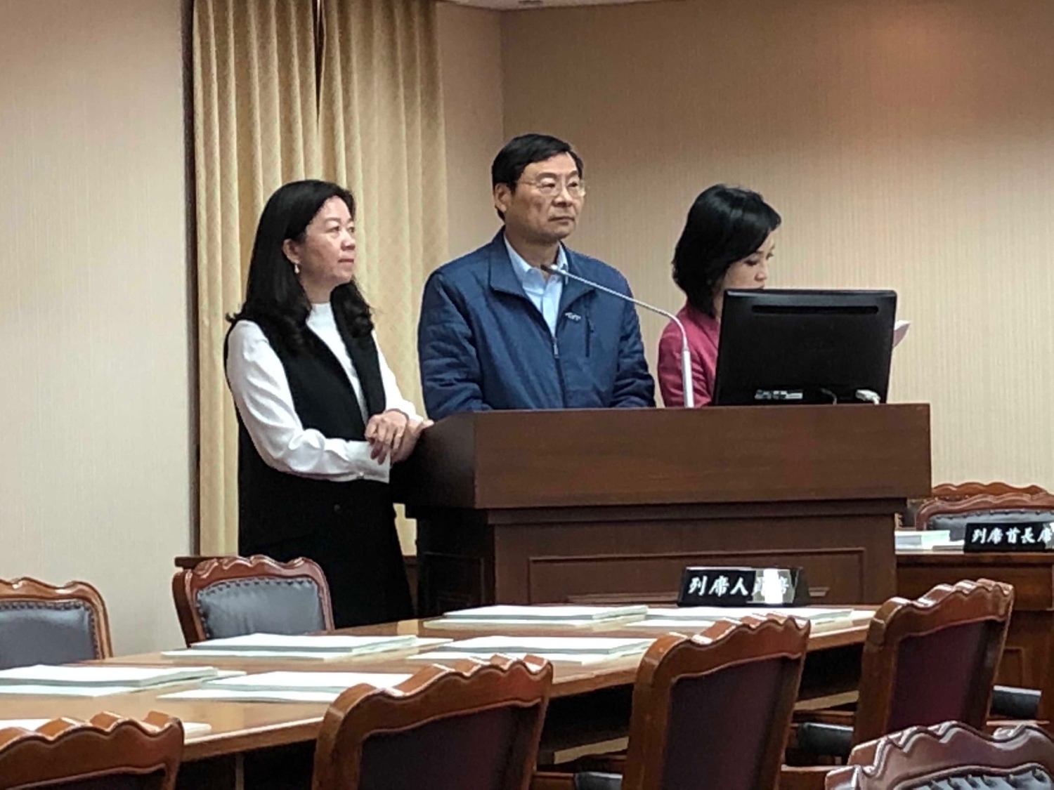 藍委佔據備詢台。 圖:趙婉淳/攝 藍委佔據備詢台。 圖:趙婉淳/攝