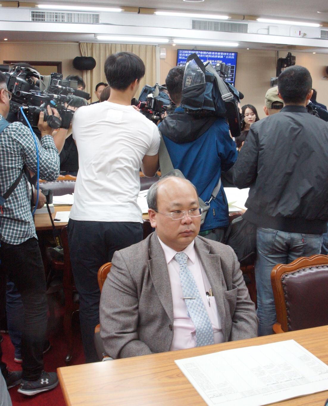 藍委杯葛立法院內政委員會,中選會代理主委陳朝建呆坐台下。 圖:張良一/攝 藍委杯葛立法院內政委員會,中選會代理主委陳朝建呆坐台下。 圖:張良一/攝