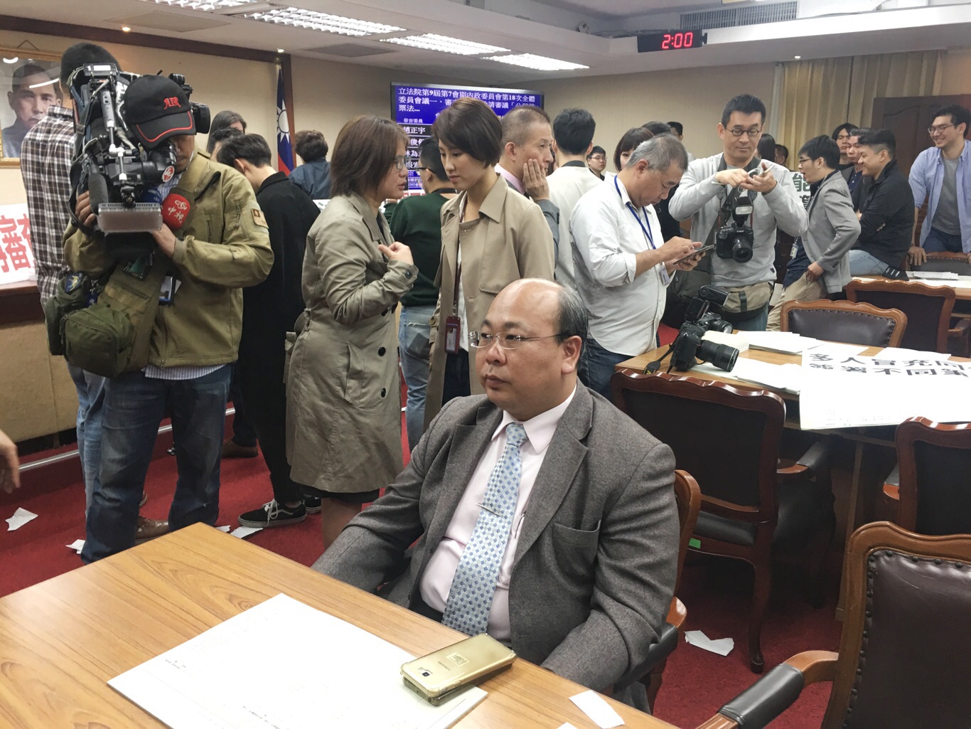 藍委杯葛立法院內政委員會,中選會代理主委陳朝建呆坐台下。 圖:張良一/攝 藍委杯葛立法院內政委員會,中選會代理主委陳朝建呆坐台下。 圖:張良一/攝