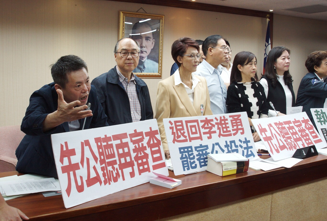藍委「甲動」突襲委員會,上午8點40分佔據主席台、質詢與備詢台,高呼「退回李進勇,罷審公投法」、「退回鳥籠公投」。 圖:張良一/攝 藍委「甲動」突襲委員會,上午8點40分佔據主席台、質詢與備詢台,高呼「退回李進勇,罷審公投法」、「退回鳥籠公投」。 圖:張良一/攝