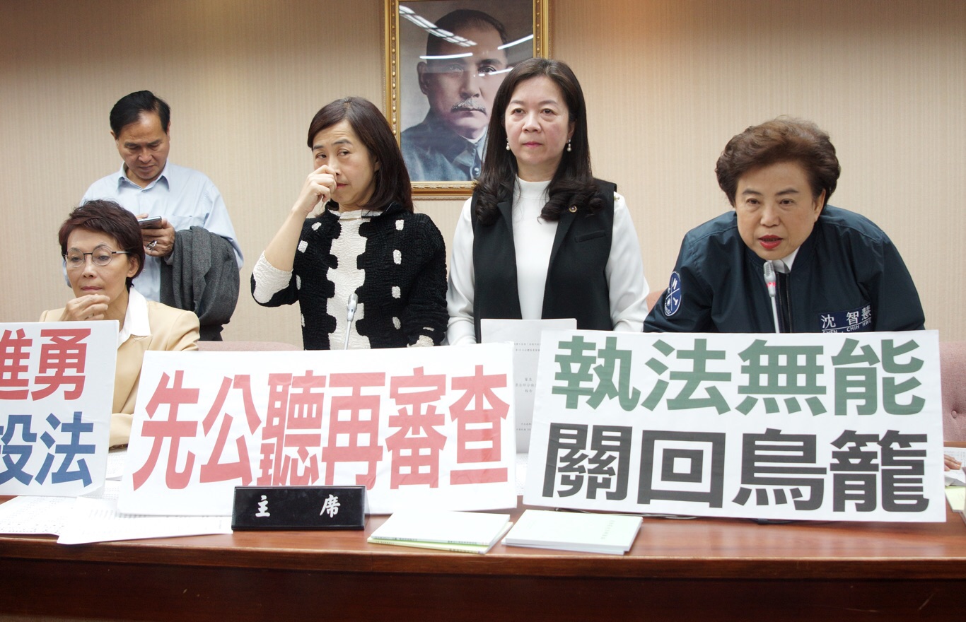 藍委「甲動」突襲委員會,上午8點40分佔據主席台、質詢與備詢台,高呼「退回李進勇,罷審公投法」、「退回鳥籠公投」。 圖:張良一/攝 藍委「甲動」突襲委員會,上午8點40分佔據主席台、質詢與備詢台,高呼「退回李進勇,罷審公投法」、「退回鳥籠公投」。 圖:張良一/攝