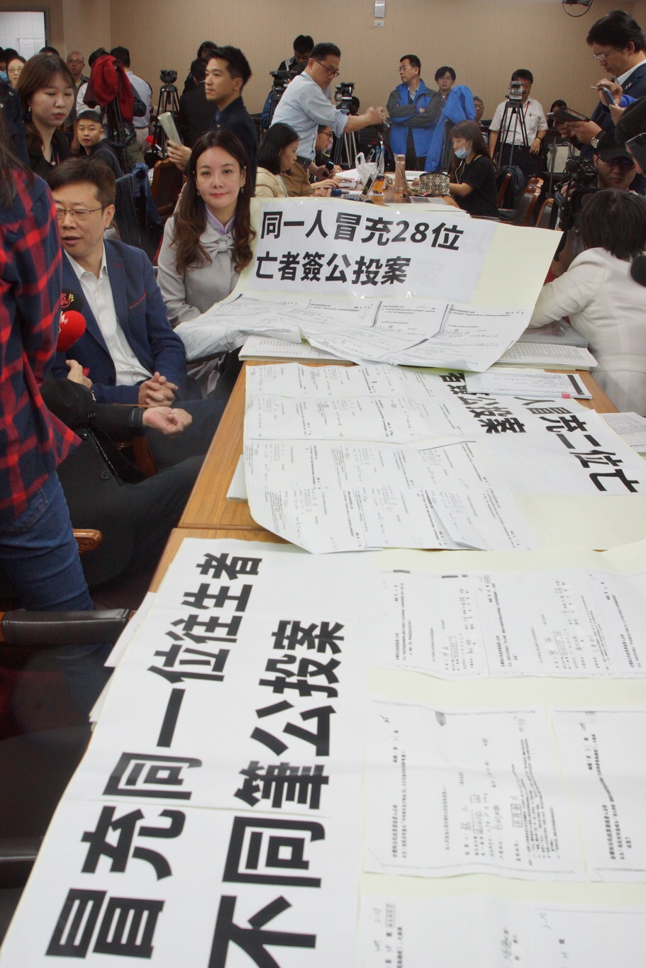 藍委「甲動」突襲立法院內政委員會,綠委則坐在台下冷靜對視。 圖:張良一/攝 藍委「甲動」突襲立法院內政委員會,綠委則坐在台下冷靜對視。 圖:張良一/攝