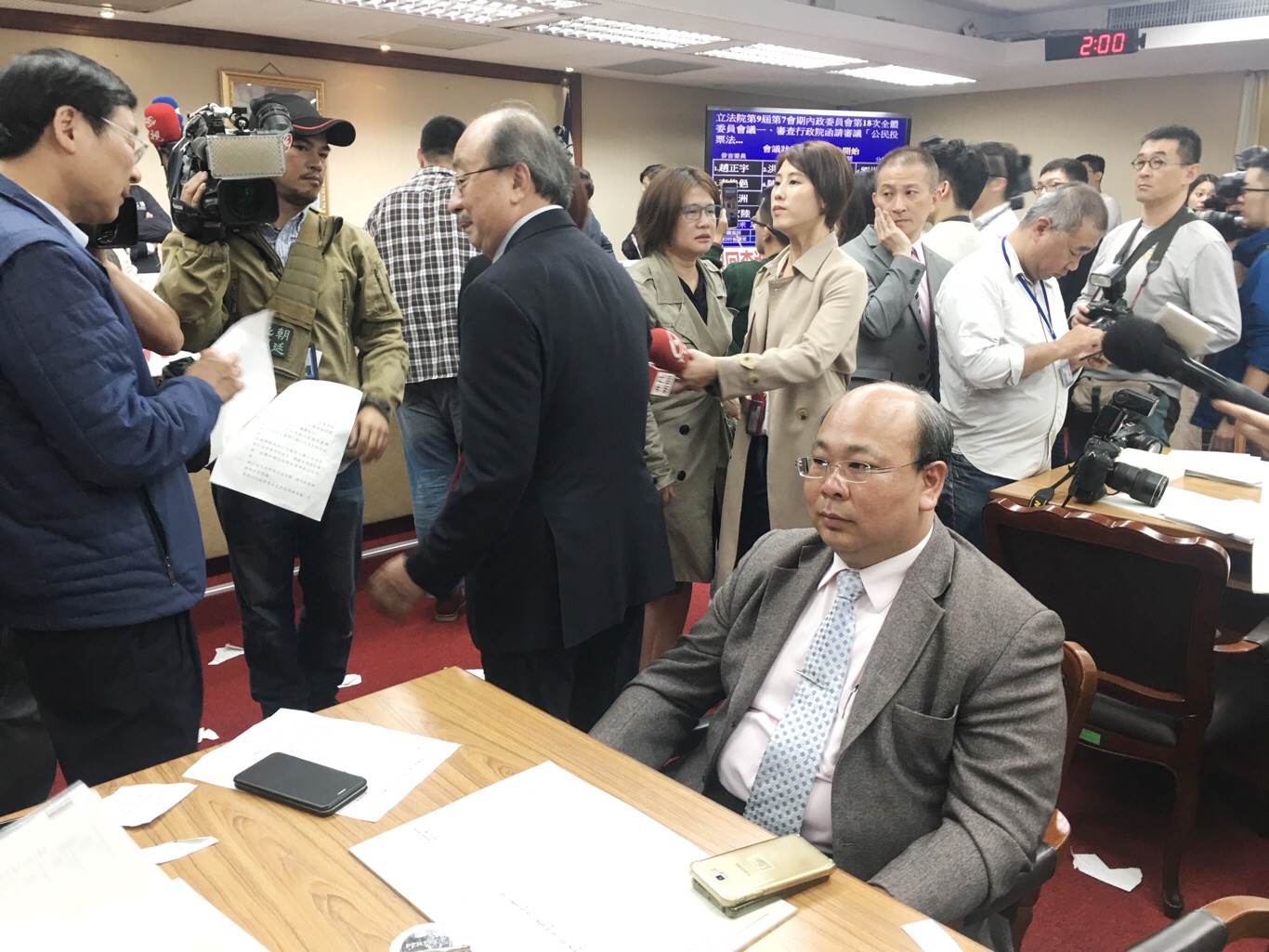 國民黨立委杯葛公投法審查,民進黨團總召柯建銘到場與國民黨立委曾銘宗口舌交鋒。 圖:張良一/攝 國民黨立委杯葛公投法審查,民進黨團總召柯建銘到場與國民黨立委曾銘宗口舌交鋒。 圖:張良一/攝