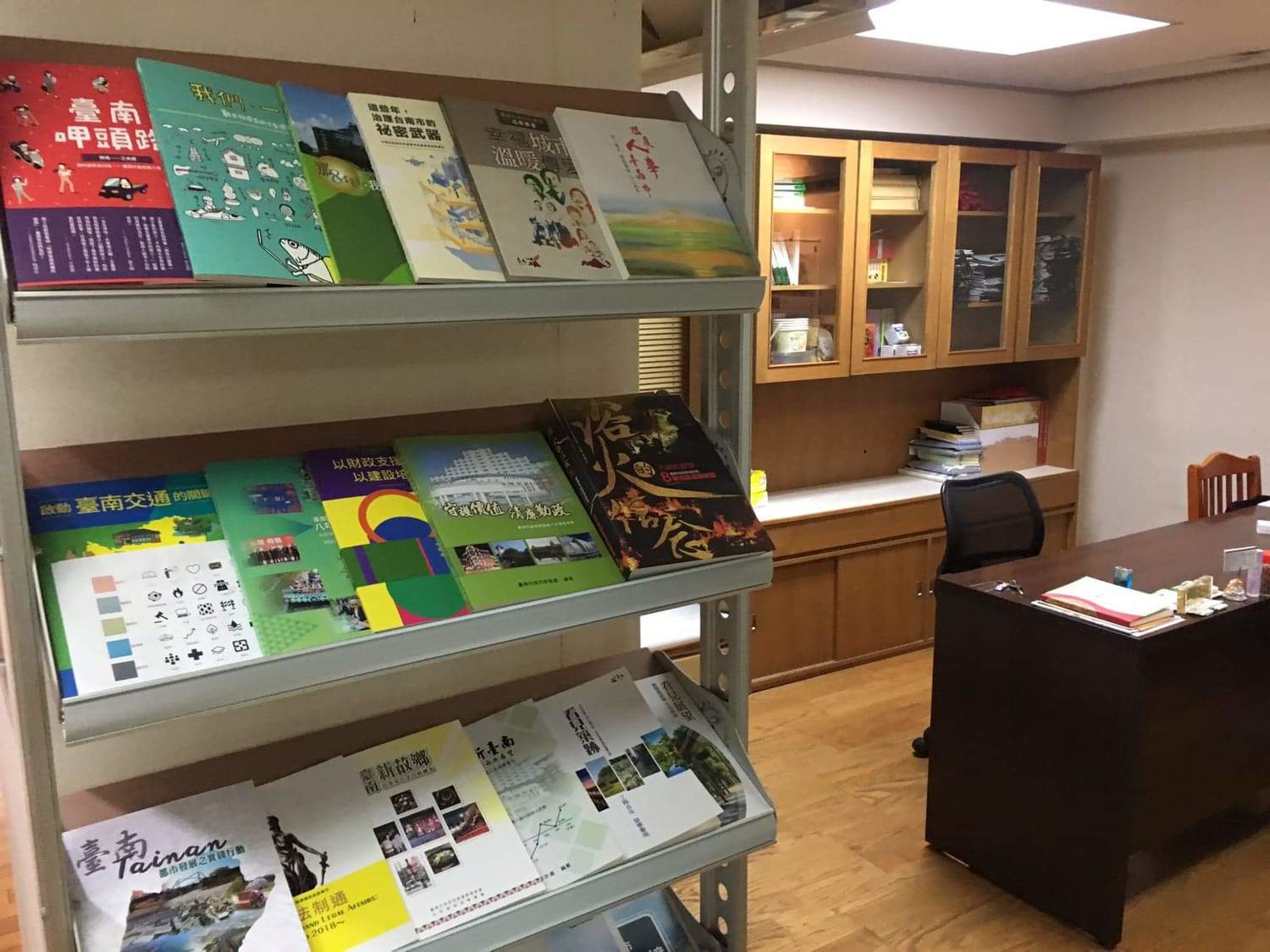 台南市政府台北辦公室,書架上陳列著台南市政相關刊物。 圖:張良一/攝 台南市政府台北辦公室,書架上陳列著台南市政相關刊物。 圖:張良一/攝