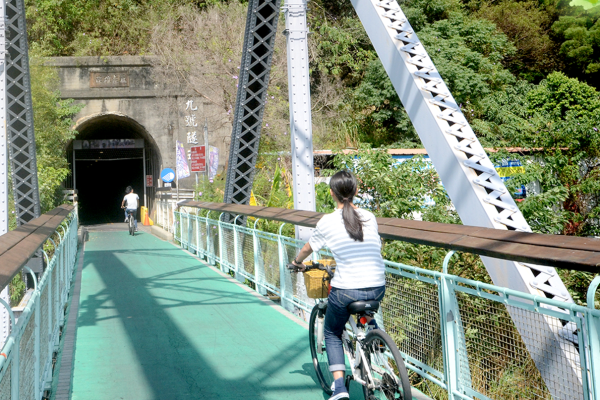 民眾可到后豐鐵馬道騎自行車,欣賞雄偉壯觀的花樑鋼橋、享受追風快感。 圖:台中市政府觀光旅遊局/提供 民眾可到后豐鐵馬道騎自行車,欣賞雄偉壯觀的花樑鋼橋、享受追風快感。 圖:台中市政府觀光旅遊局/提供