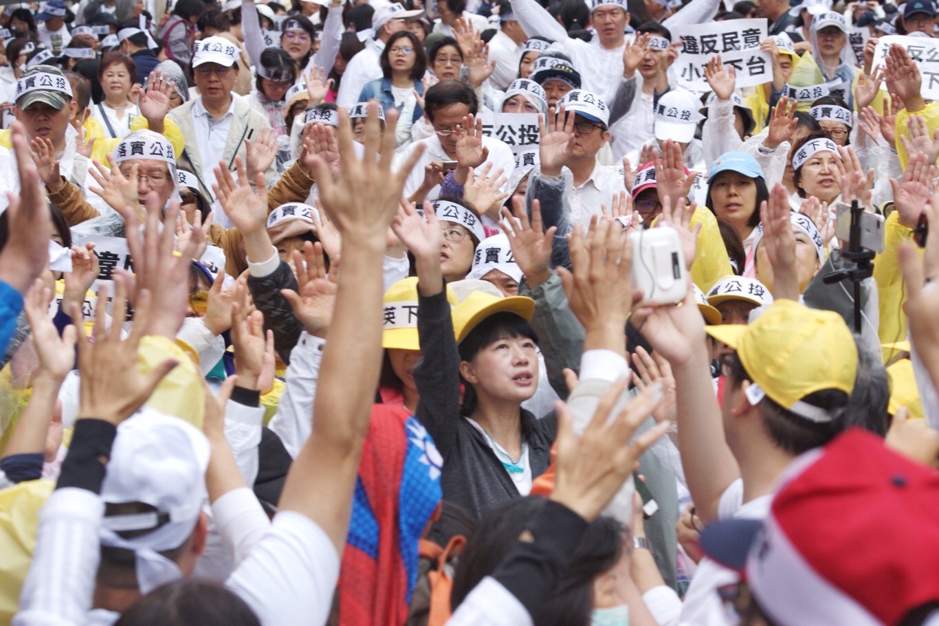 民眾高喊要蔡英文下台。 圖:張良一/攝 民眾高喊要蔡英文下台。 圖:張良一/攝