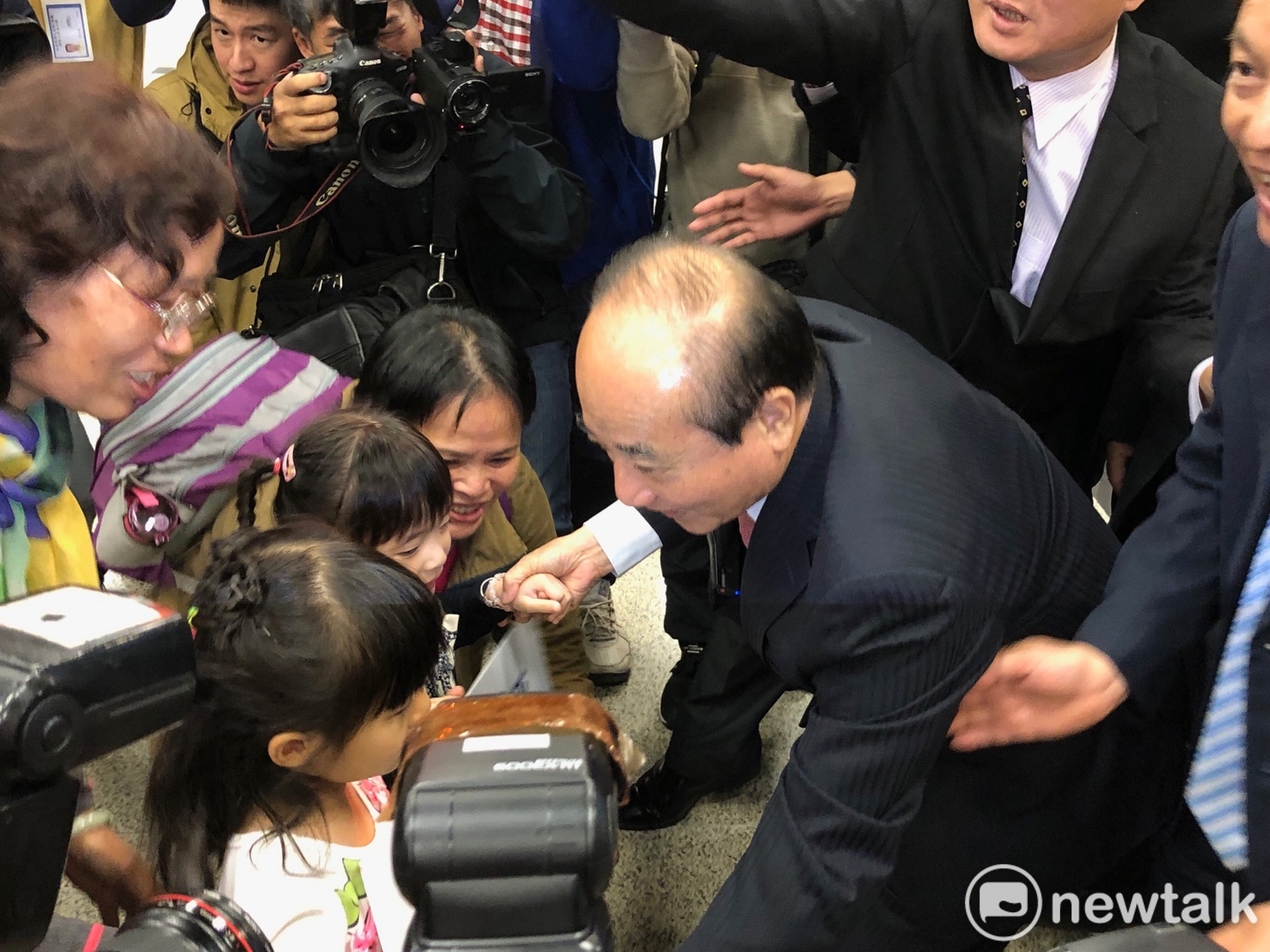 爭取國民黨總統初選的前立法院長王金平今(8)天結束廈門祭祖行晚間返台。 圖:趙婉淳/攝 爭取國民黨總統初選的前立法院長王金平今(8)天結束廈門祭祖行晚間返台。 圖:趙婉淳/攝