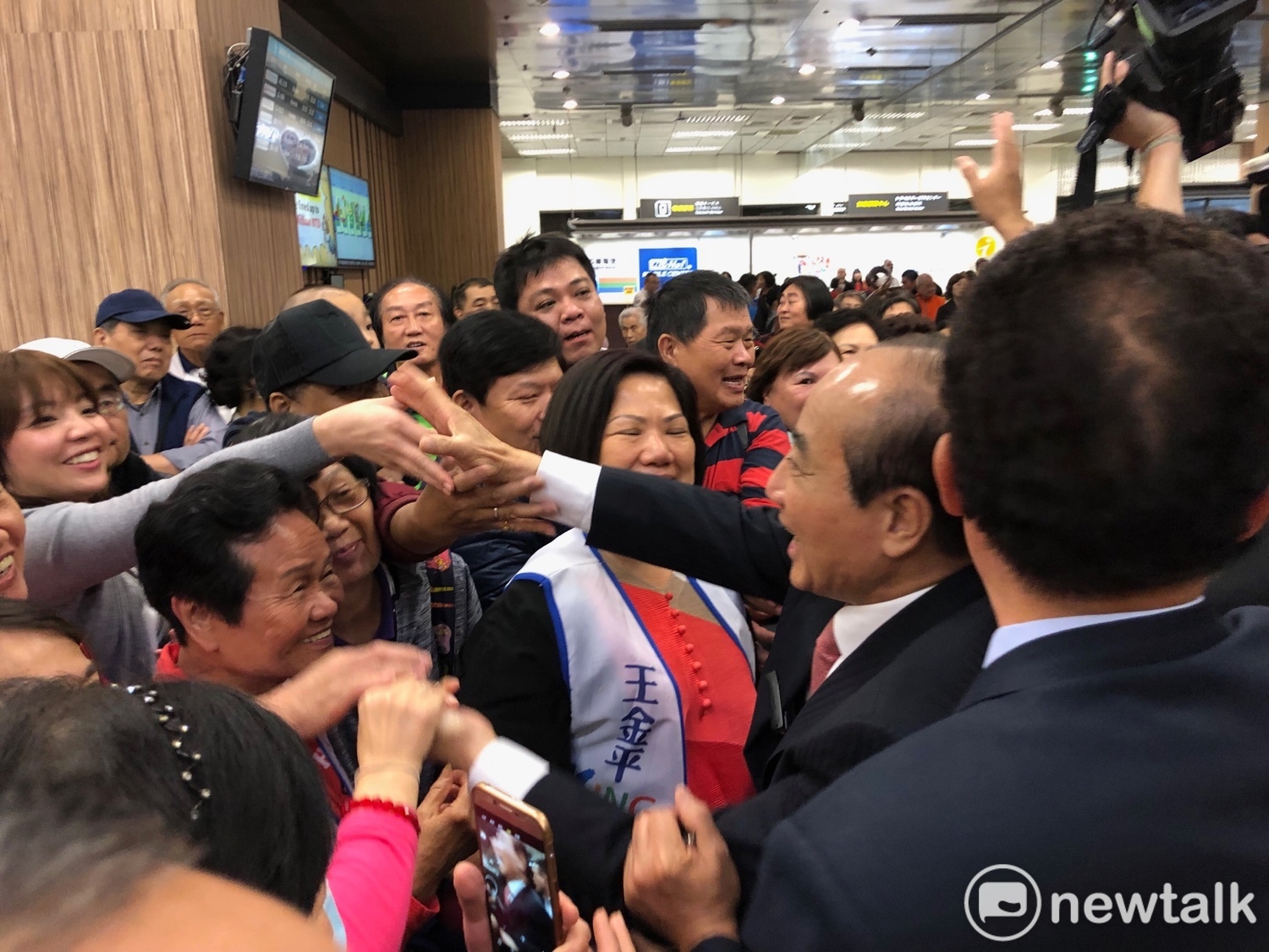 一見到王入境,王金平之友會成員高喊「總統好」、「王金平,凍蒜」,王也向前和粉絲握手致意。 圖:趙婉淳/攝 一見到王入境,王金平之友會成員高喊「總統好」、「王金平,凍蒜」,王也向前和粉絲握手致意。 圖:趙婉淳/攝