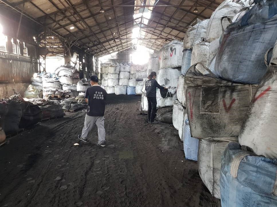 廠房內及空地處皆堆置有裝有廢棄物的太空包,甚至廠房後方空地有露天堆置情形。 圖 : 屏東縣環保局/提供 廠房內及空地處皆堆置有裝有廢棄物的太空包,甚至廠房後方空地有露天堆置情形。 圖 : 屏東縣環保局/提供