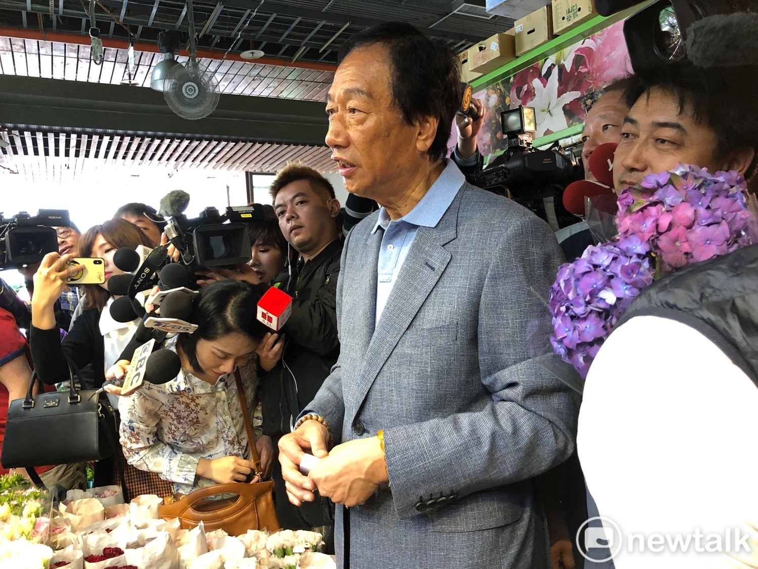 鴻海董事長郭台銘上午到台北花市採購鮮花給母親。 圖:趙婉淳/攝 鴻海董事長郭台銘上午到台北花市採購鮮花給母親。 圖:趙婉淳/攝