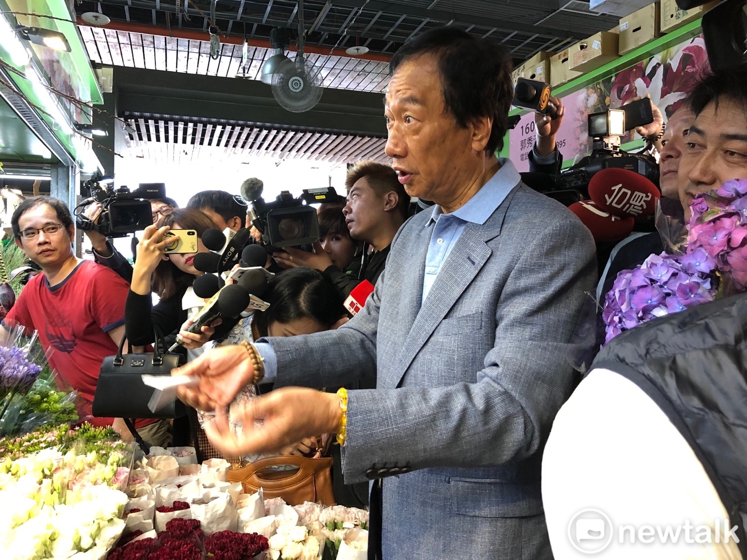 鴻海董事長郭台銘上午到台北花市採購鮮花給母親。 圖:趙婉淳/攝 鴻海董事長郭台銘上午到台北花市採購鮮花給母親。 圖:趙婉淳/攝