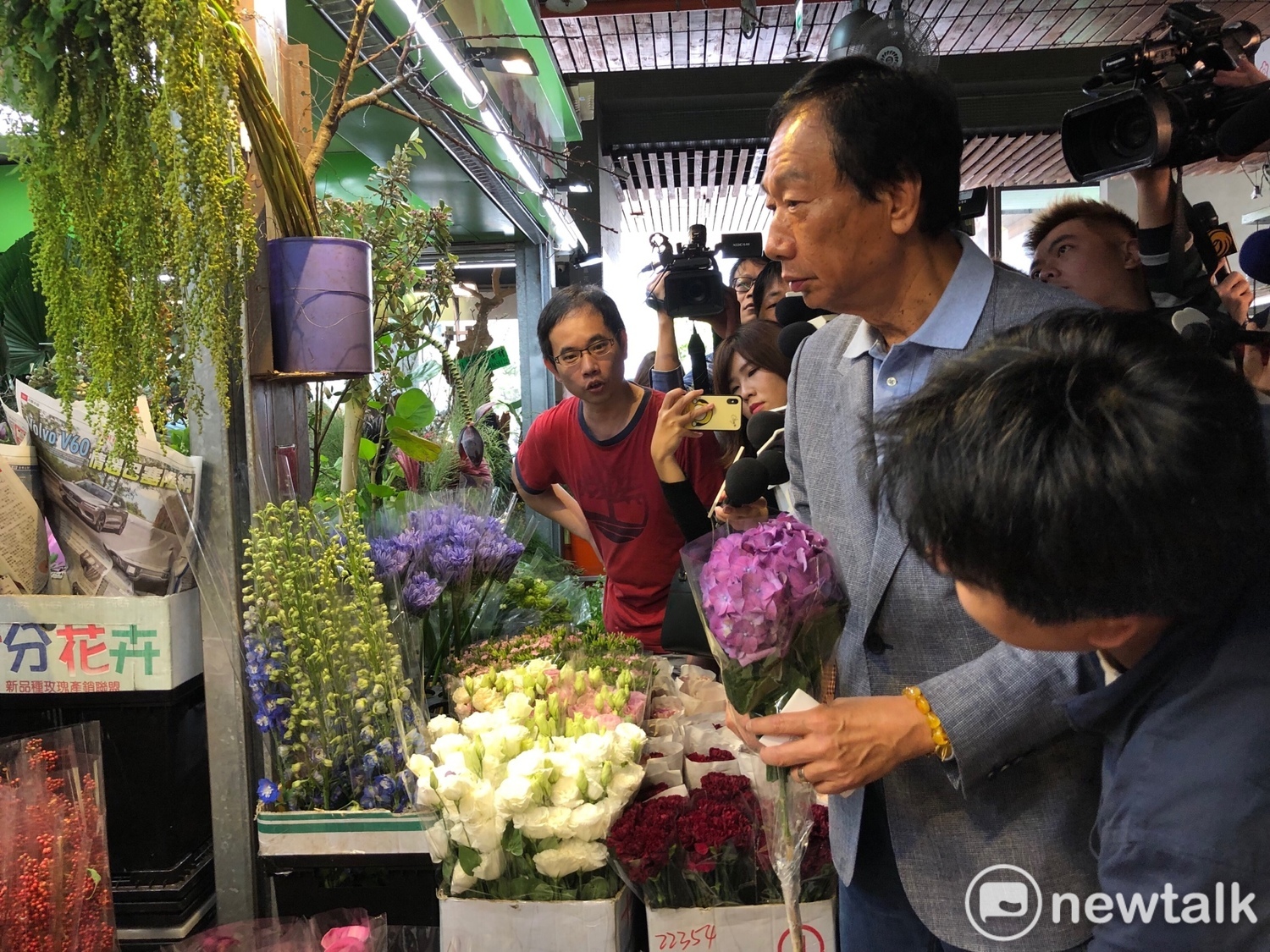 鴻海董事長郭台銘上午到台北花市採購鮮花給母親。 圖:趙婉淳/攝 鴻海董事長郭台銘上午到台北花市採購鮮花給母親。 圖:趙婉淳/攝