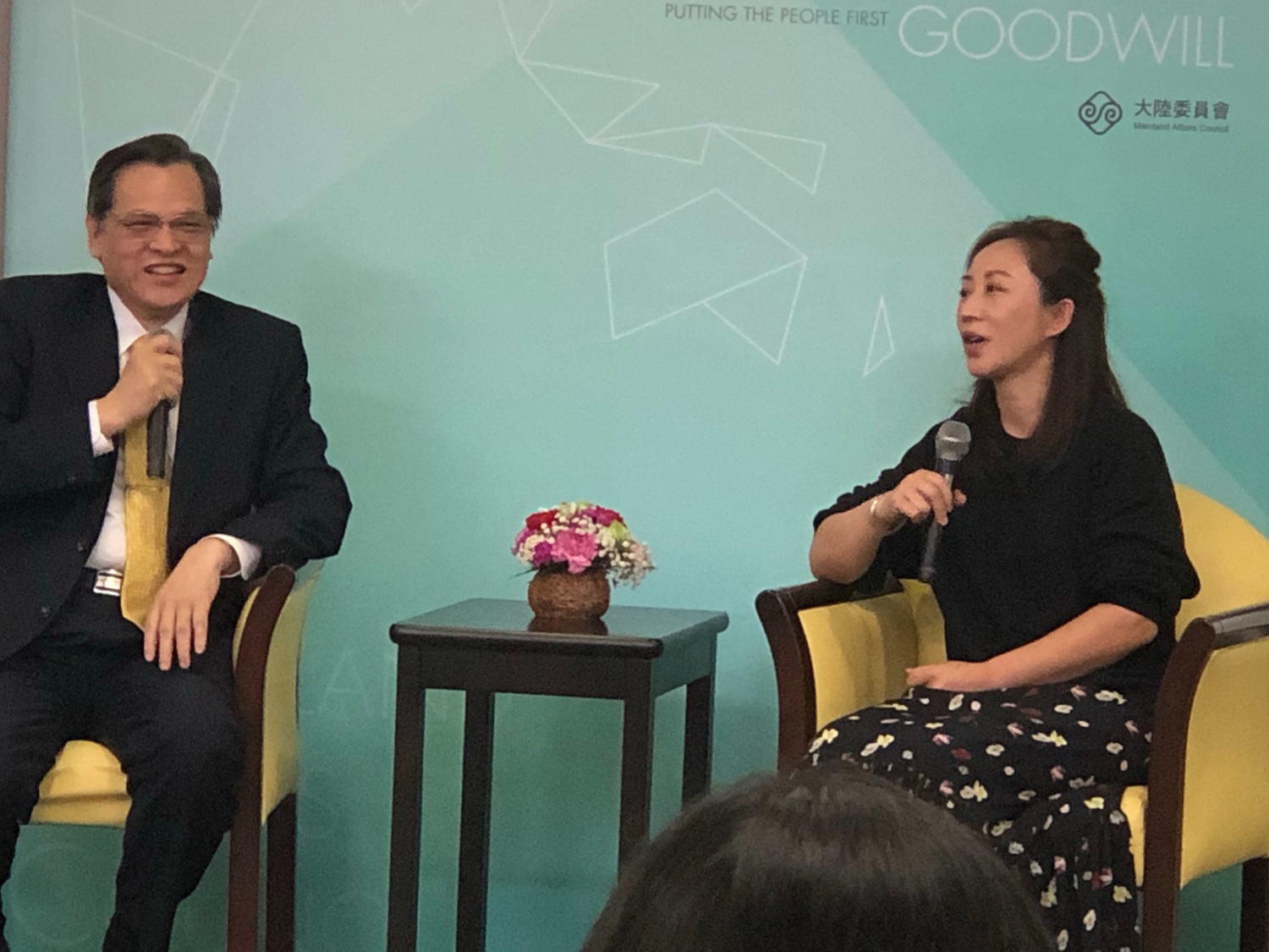 陸委會主委陳明通和微電影中親自演出的陸配李海蓉座談。 圖:謝莉慧/攝 陸委會主委陳明通和微電影中親自演出的陸配李海蓉座談。 圖:謝莉慧/攝