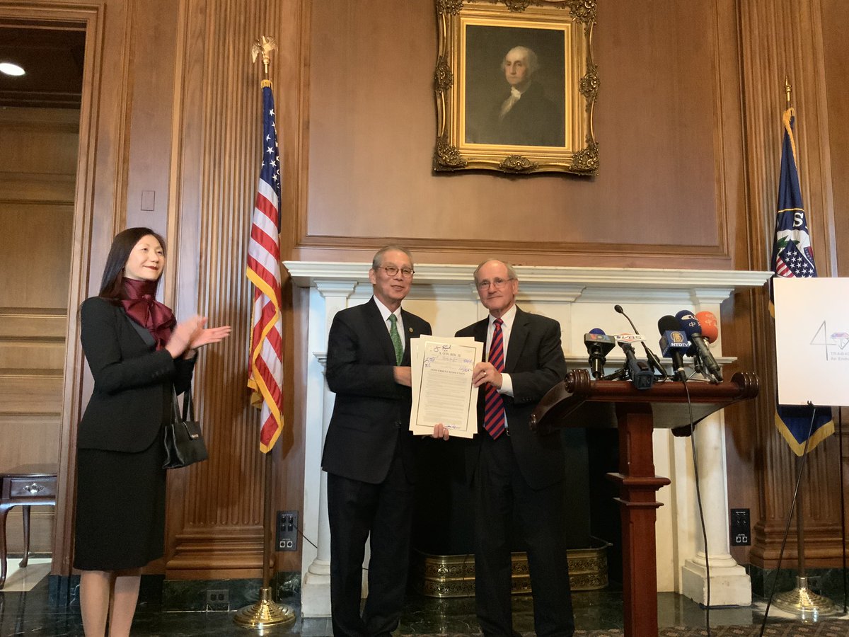美參議院外交委員會主席里施(右起)致贈我駐美代表高碩泰,包含聯署議員簽名的「重新確認美國對台及對執行《台灣關係法》承諾」決議案精裝本。 圖:翻攝自台灣駐美代表處推特 美參議院外交委員會主席里施(右起)致贈我駐美代表高碩泰,包含聯署議員簽名的「重新確認美國對台及對執行《台灣關係法》承諾」決議案精裝本。 圖:翻攝自台灣駐美代表處推特