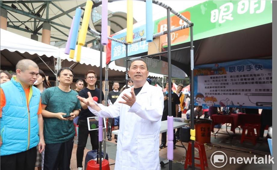 新北市108年度科學教育嘉年華今天登場,市長侯友宜化身侯博士,親身體驗空氣砲等關卡。 圖:王峻昌/攝 新北市108年度科學教育嘉年華今天登場,市長侯友宜化身侯博士,親身體驗空氣砲等關卡。 圖:王峻昌/攝