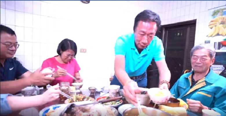 郭台銘在曾姓友人家吃晚餐。 圖:翻攝郭台銘臉書 郭台銘在曾姓友人家吃晚餐。 圖:翻攝郭台銘臉書
