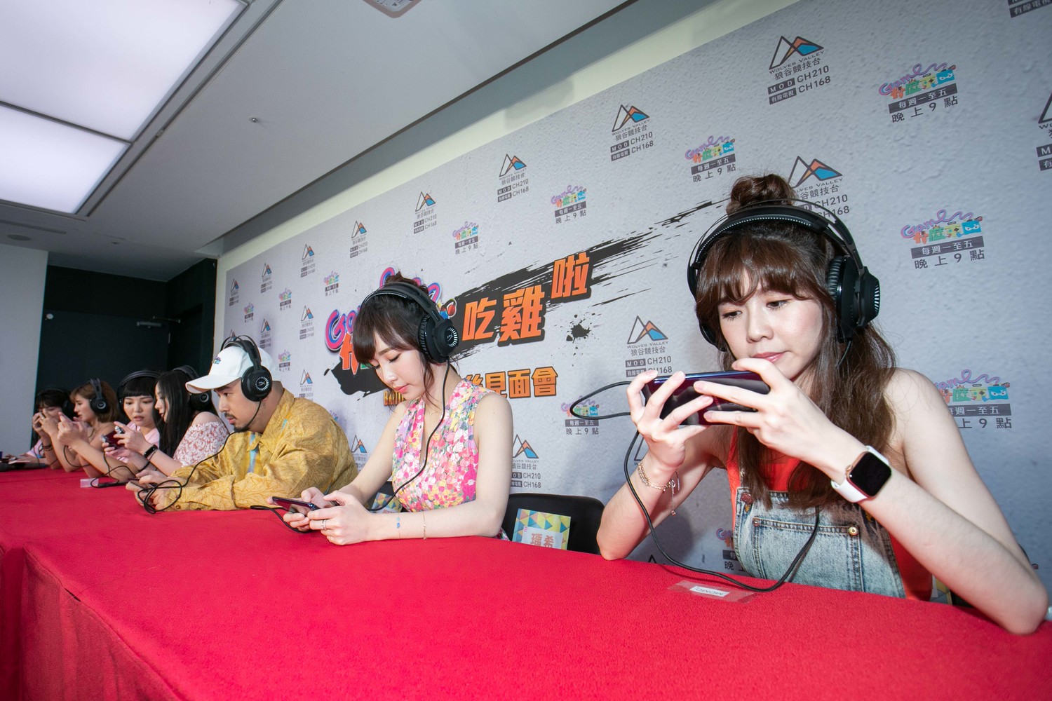 《Game什麼東西》在粉絲見面會上和粉絲組隊打吃雞,大家全神貫注,較勁意味濃。 《Game什麼東西》在粉絲見面會上和粉絲組隊打吃雞,大家全神貫注,較勁意味濃。
