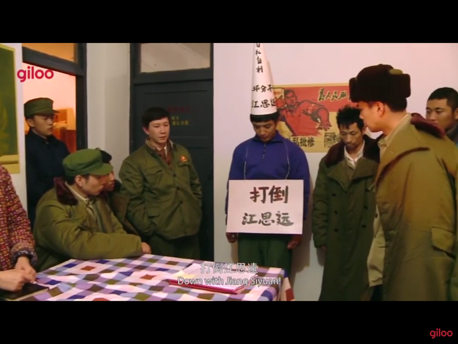 當其中一名演員江思遠因外公病危,試圖請假時,劇組竟真實上演起批鬥大會。其他演員為他帶上寫有「自私自利壞分子」字樣的高帽、掛上「打倒江思遠」牌子,控訴他破壞電影拍攝進度,並各自訴說為拍這部電影的犧牲,甚至毆打江思遠。 圖:翻攝自Youtube 當其中一名演員江思遠因外公病危,試圖請假時,劇組竟真實上演起批鬥大會。其他演員為他帶上寫有「自私自利壞分子」字樣的高帽、掛上「打倒江思遠」牌子,控訴他破壞電影拍攝進度,並各自訴說為拍這部電影的犧牲,甚至毆打江思遠。 圖:翻攝自Youtube