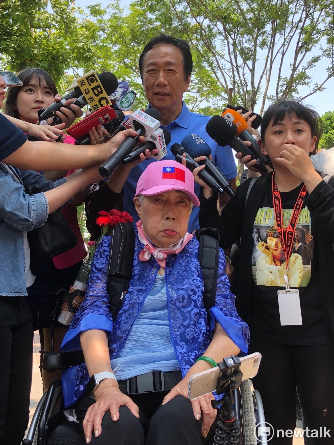 鴻海董事長郭台銘今(12)天臨時公開行程,帶母親郭初永真。 圖:趙婉淳/攝 鴻海董事長郭台銘今(12)天臨時公開行程,帶母親郭初永真。 圖:趙婉淳/攝