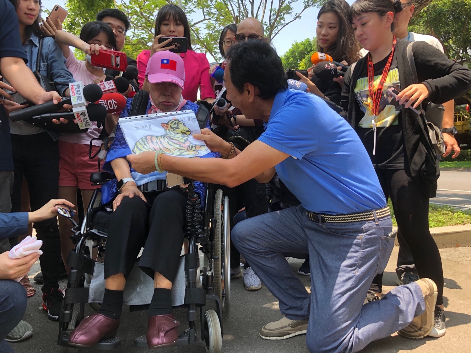 鴻海董事長郭台銘今(12)天臨時公開行程,帶母親郭初永真。 圖:趙婉淳/攝 鴻海董事長郭台銘今(12)天臨時公開行程,帶母親郭初永真。 圖:趙婉淳/攝