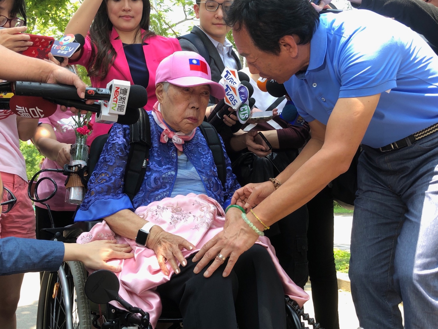 鴻海董事長郭台銘今(12)天臨時公開行程,帶母親郭初永真。 圖:趙婉淳/攝 鴻海董事長郭台銘今(12)天臨時公開行程,帶母親郭初永真。 圖:趙婉淳/攝