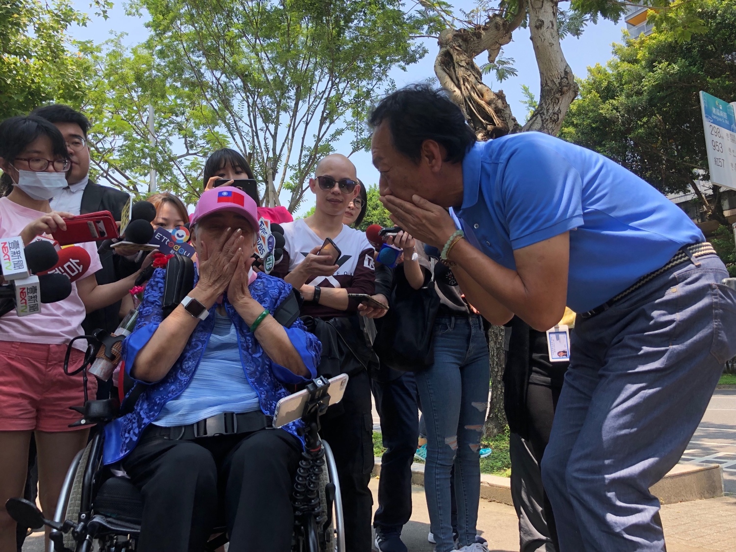 鴻海董事長郭台銘今(12)天臨時公開行程,帶母親郭初永真。 圖:趙婉淳/攝 鴻海董事長郭台銘今(12)天臨時公開行程,帶母親郭初永真。 圖:趙婉淳/攝