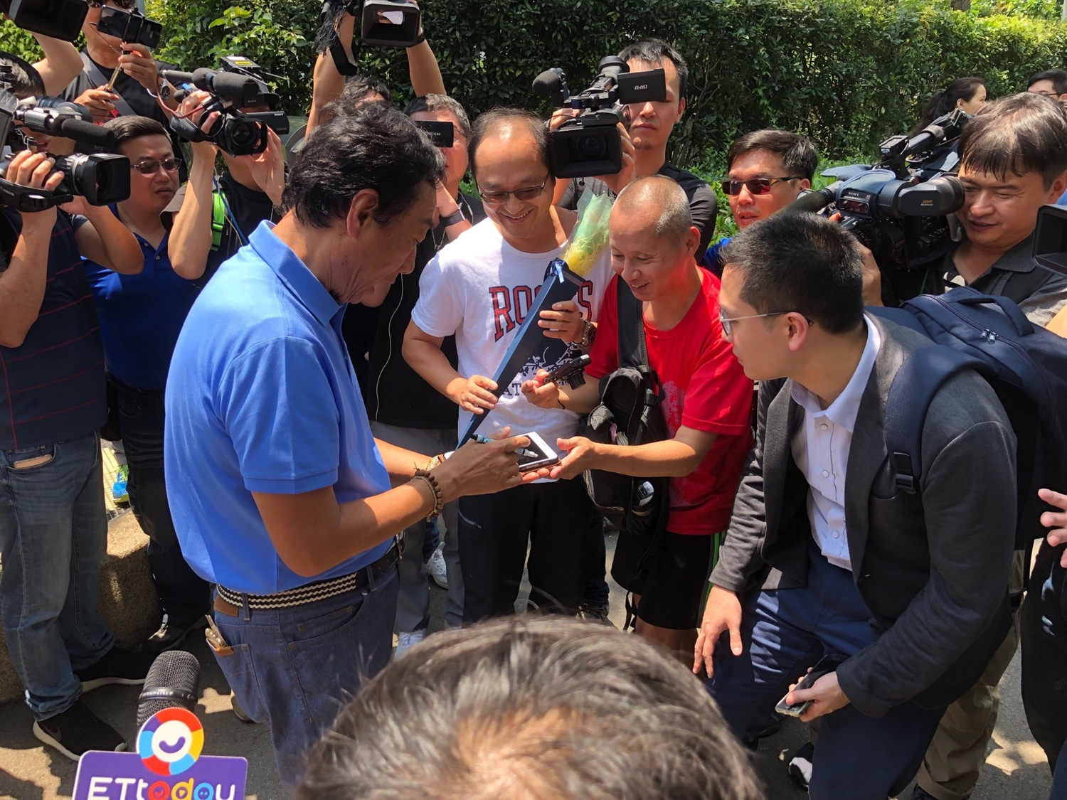 鴻海董事長郭台銘今(12)天臨時公開行程,帶母親郭初永真。 圖:趙婉淳/攝 鴻海董事長郭台銘今(12)天臨時公開行程,帶母親郭初永真。 圖:趙婉淳/攝