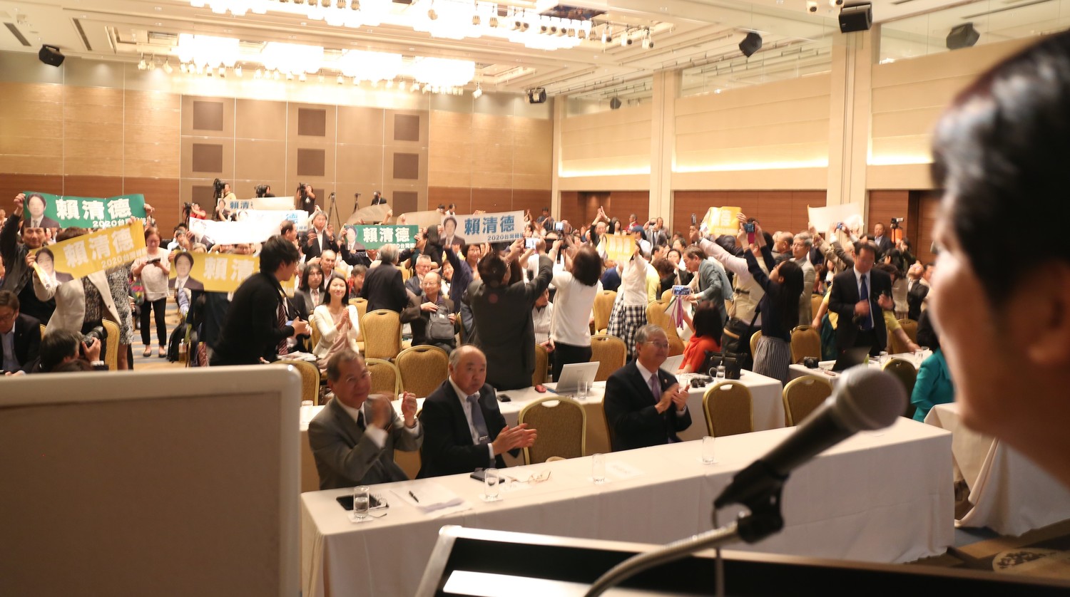 賴清德演講完畢後,現場多位人士舉起「賴清德2020台灣總統」的布條,並且大喊「賴清德凍蒜」,場面相當熱絡。 圖:賴清德行動辦公室提供 賴清德演講完畢後,現場多位人士舉起「賴清德2020台灣總統」的布條,並且大喊「賴清德凍蒜」,場面相當熱絡。 圖:賴清德行動辦公室提供
