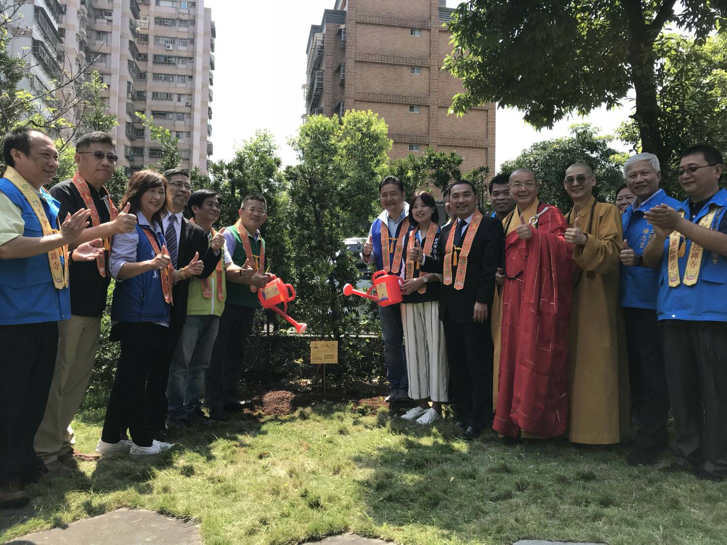 新北市長侯友宜與慈法禪寺住持淨耀法師一起種樹,淨化空氣、愛護地球。 圖:新北市民政局提供 新北市長侯友宜與慈法禪寺住持淨耀法師一起種樹,淨化空氣、愛護地球。 圖:新北市民政局提供