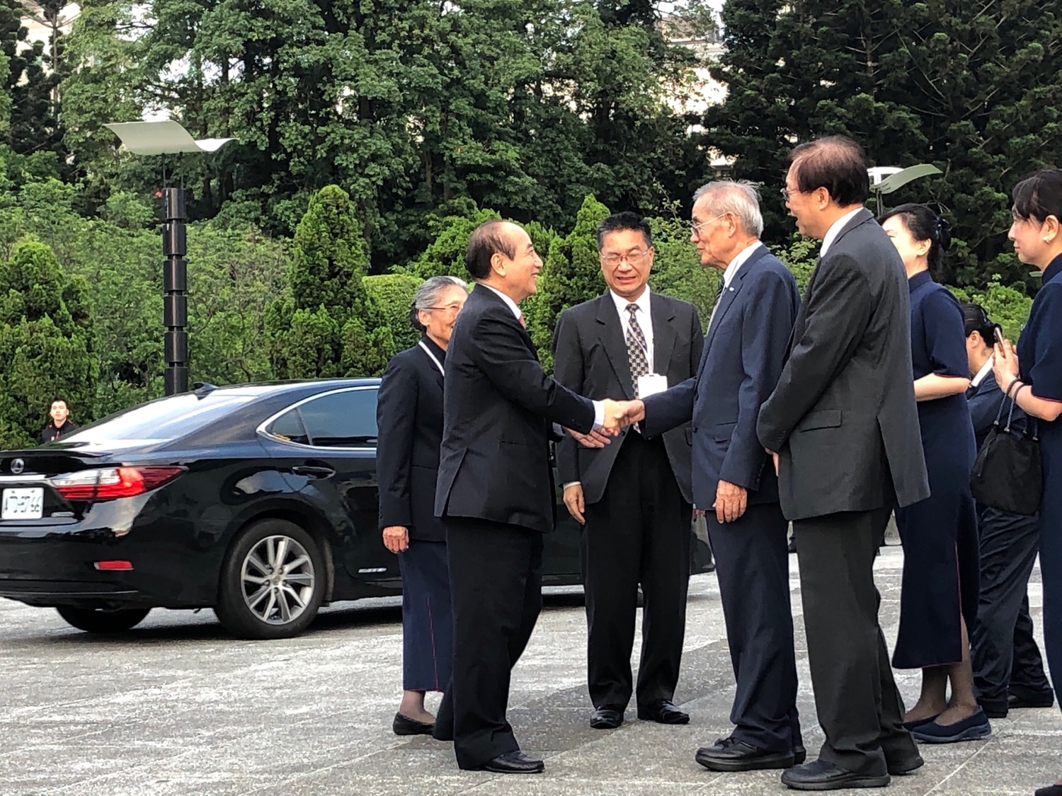 王金平一到現場,立即與慈濟志工握手寒暄。 圖:趙婉淳/攝 王金平一到現場,立即與慈濟志工握手寒暄。 圖:趙婉淳/攝