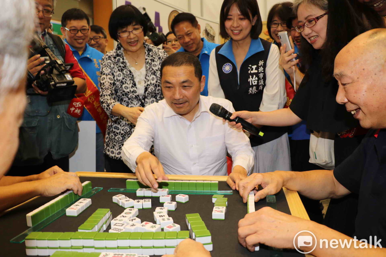 侯友宜和長輩一起打麻將,幫長輩活化腦力。 圖:王峻昌/攝 侯友宜和長輩一起打麻將,幫長輩活化腦力。 圖:王峻昌/攝