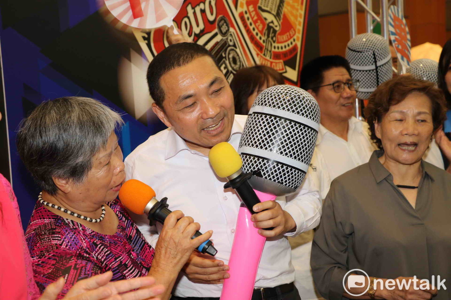侯友宜在卡拉ok區和75歲的張蔡良阿嬤合唱「期待再相逢」。 圖:王峻昌/攝 侯友宜在卡拉ok區和75歲的張蔡良阿嬤合唱「期待再相逢」。 圖:王峻昌/攝