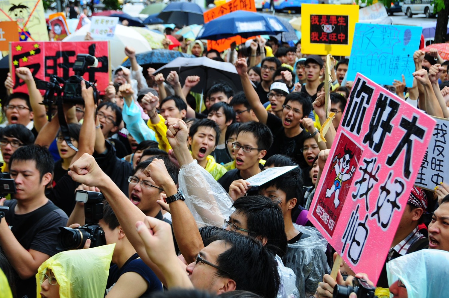學生高喊「反媒體巨獸!」反對中資媒體,反對中國勢力涉入媒體。 學生高喊「反媒體巨獸!」反對中資媒體,反對中國勢力涉入媒體。