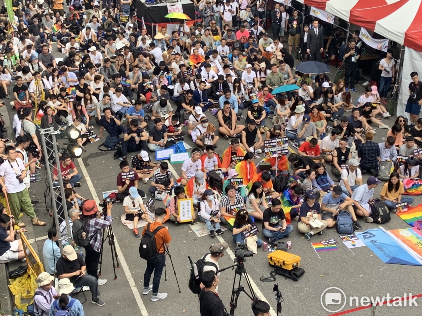 挺同人士在立院外聲援。 圖:陳佩君/攝 挺同人士在立院外聲援。 圖:陳佩君/攝