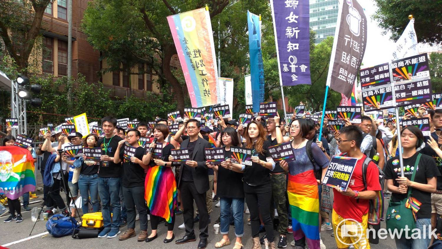 和碩聯合科技董事長童子賢(圖中,西裝者)到場聲援。 圖:陳佩君/攝 和碩聯合科技董事長童子賢(圖中,西裝者)到場聲援。 圖:陳佩君/攝