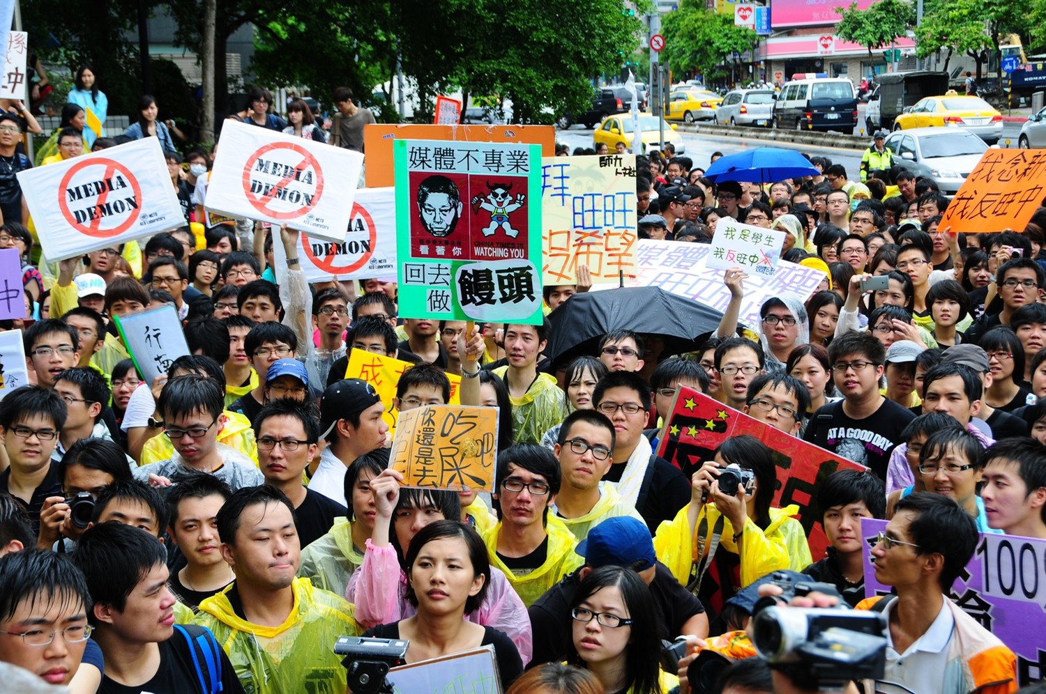 數以百計的學生走上街頭,捍衛新聞自由,以及反對旺中媒體壟斷。 數以百計的學生走上街頭,捍衛新聞自由,以及反對旺中媒體壟斷。