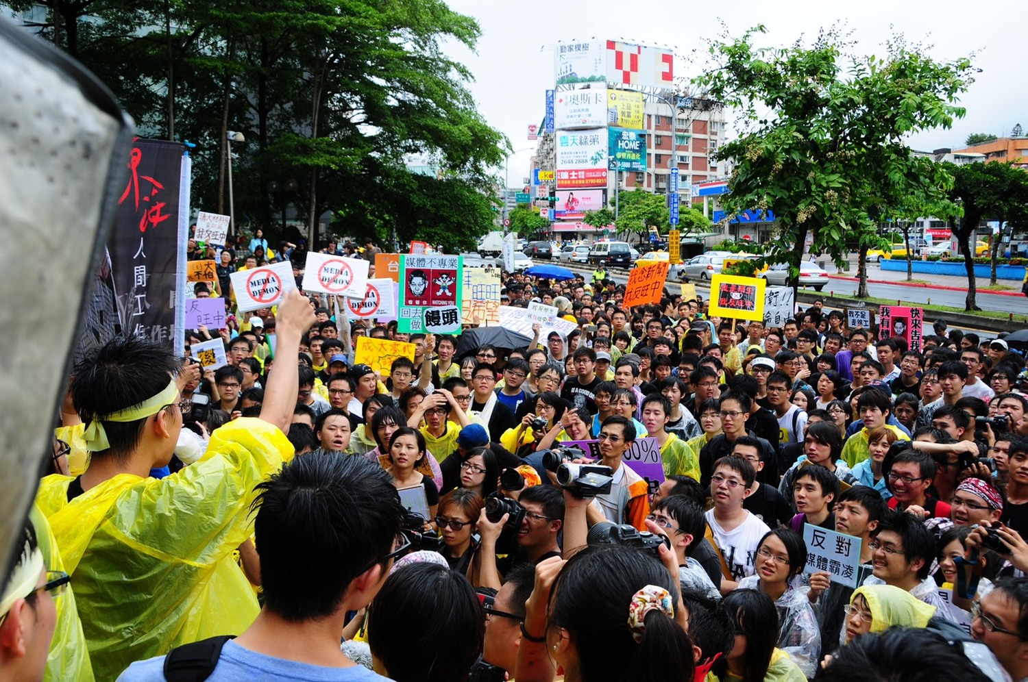 學生不滿政府漠視財團併購媒體,集結上街抗議。 學生不滿政府漠視財團併購媒體,集結上街抗議。
