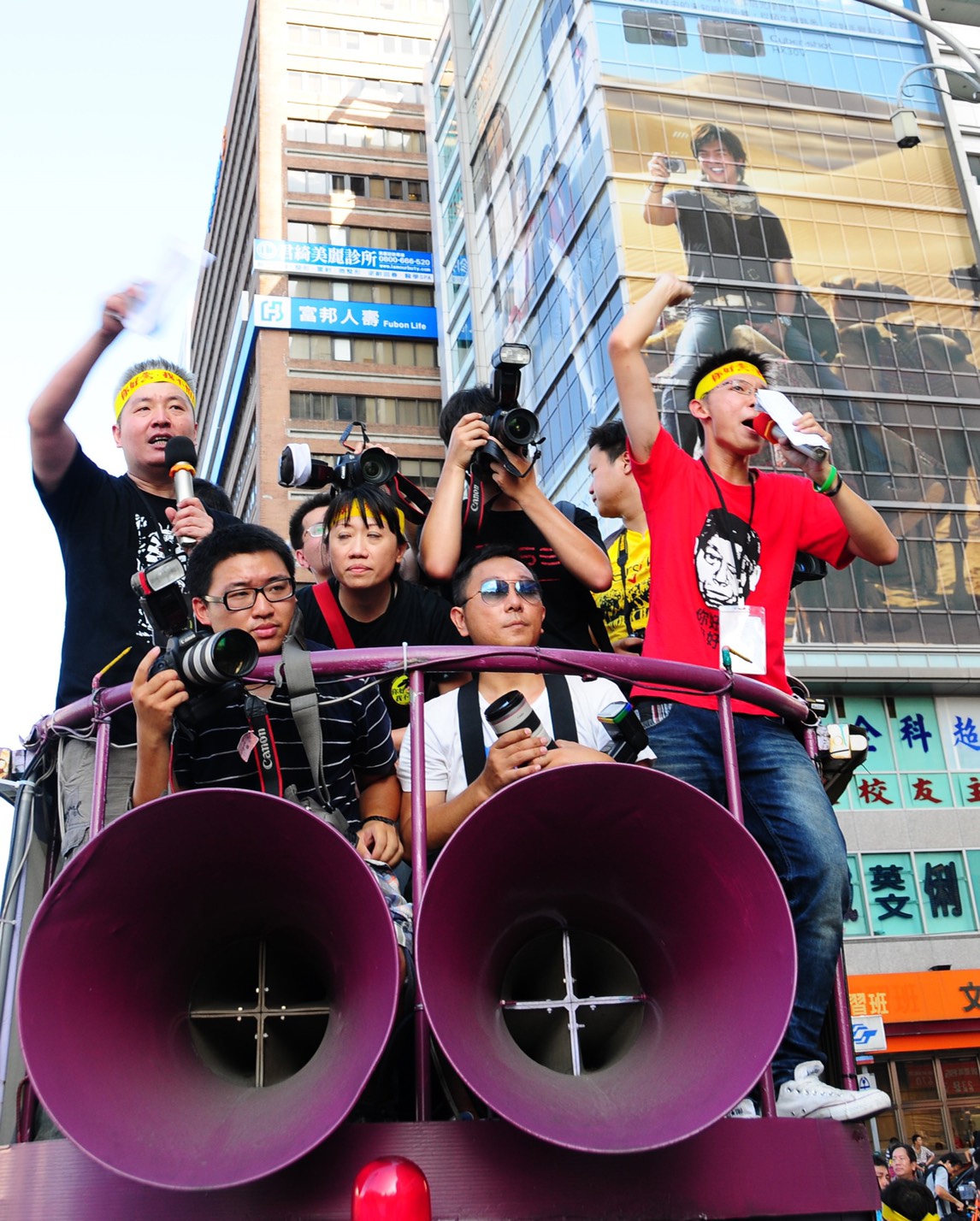 包含林飛帆,許多社運團體人士,高喊「反對旺中」,批判蔡衍明作為媒體經營者已經失格。 圖:邱萬興/攝影 包含林飛帆,許多社運團體人士,高喊「反對旺中」,批判蔡衍明作為媒體經營者已經失格。 圖:邱萬興/攝影