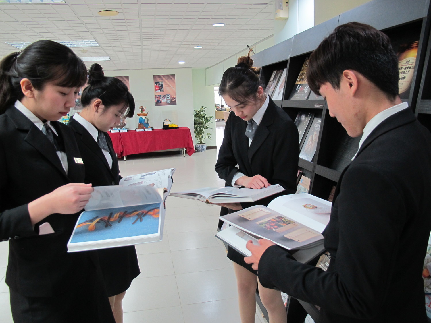 王品集團暨益品書屋創辦人戴勝益說,書展每本書他都有閱讀過,很多都是自己喜歡的。 圖:益品書屋/提供 王品集團暨益品書屋創辦人戴勝益說,書展每本書他都有閱讀過,很多都是自己喜歡的。 圖:益品書屋/提供