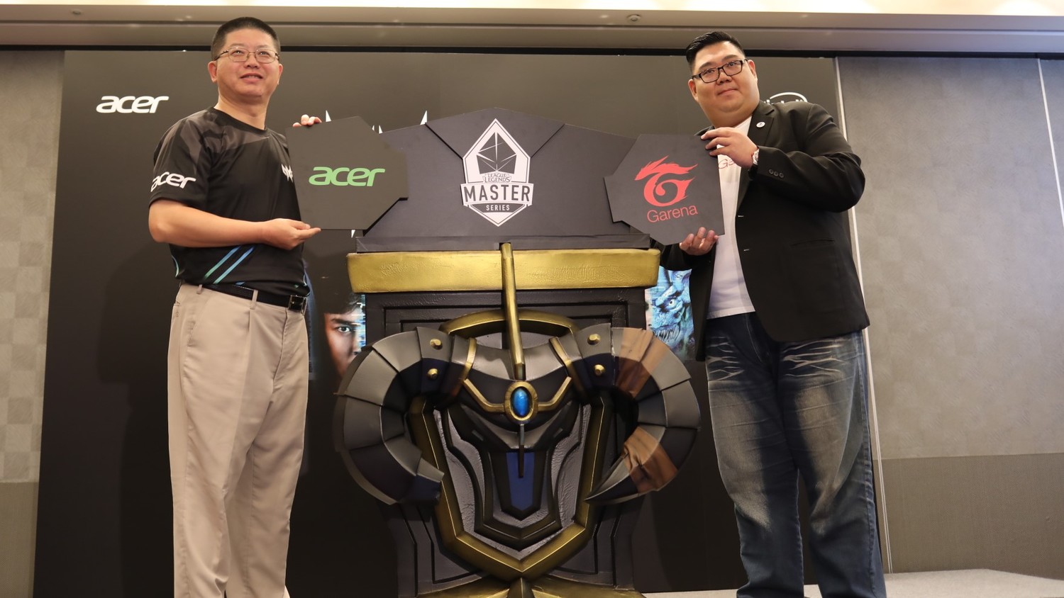 宏碁產品行銷處處長張世欣(左)與Sea集團暨Garena台港澳商務合作負責人陳先倫(右) 宏碁產品行銷處處長張世欣(左)與Sea集團暨Garena台港澳商務合作負責人陳先倫(右)